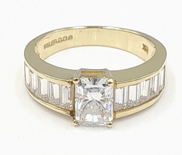 9ct Gold Ladies CZ set Ring 3.76gr