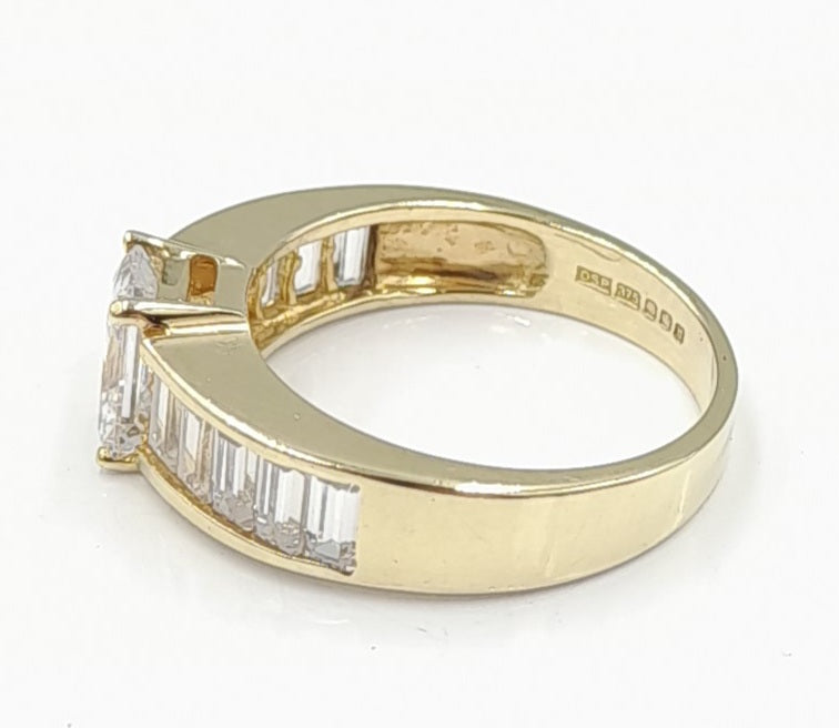 9ct Gold Ladies CZ set Ring 3.76gr