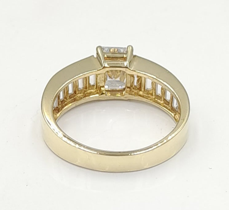 9ct Gold Ladies CZ set Ring 3.76gr