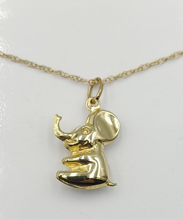 9ct Gold Elephant Pendant on Chain. 1.46gr