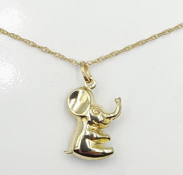 9ct Gold Elephant Pendant on Chain. 1.46gr