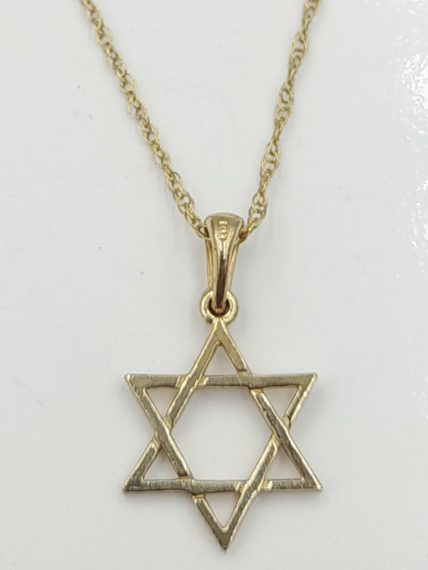 9ct Gold Star of David Pendant on chain. 1.55gr