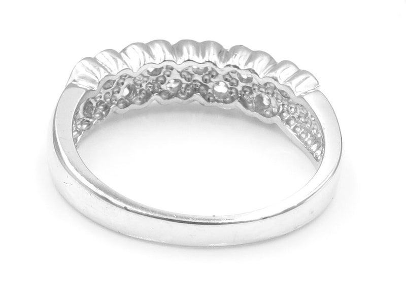 9ct white gold diamond set heart design ring. 3.3gr