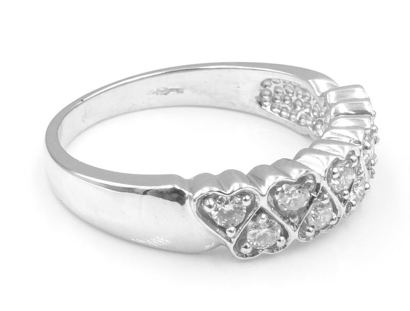 9ct white gold diamond set heart design ring. 3.3gr