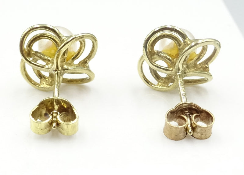 9ct gold pearl stud earrings. 2.6gr