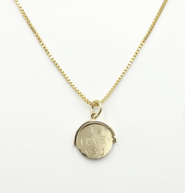 9ct gold 'I love you' spinner on box chain. 4.13gr