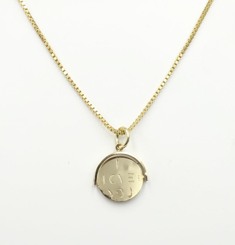 9ct gold 'I love you' spinner on box chain. 4.13gr