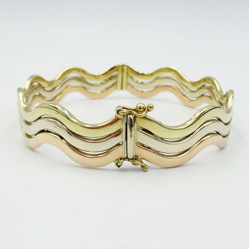 A NICELY SHAPED 3 COLOUR GOLD BRACELET . 5gms 18cms