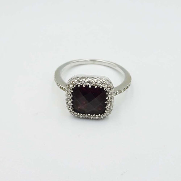 18ct White Gold Garnet and Diamond Ring Size L